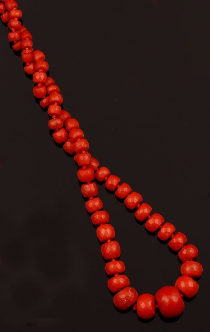 Collana in corallo rosso-arancio, a boules scalari - Auction Jewels and  Corals