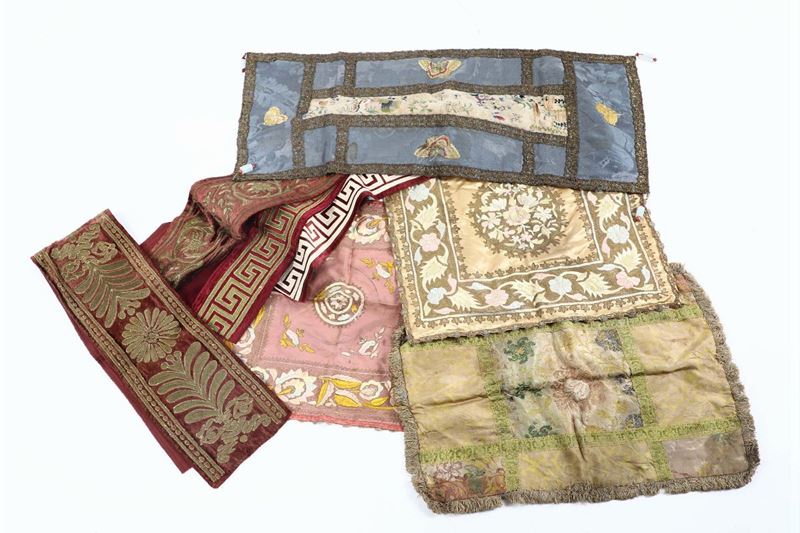 Quattro centrini in damasco e tessuto ricamato in fili d’argento e seta, Italia XIX secolo  - Asta Antiquariato - Cambi Casa d'Aste