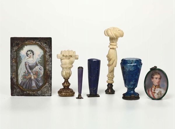 Lotto composto da 5 sigilli e 2 miniature