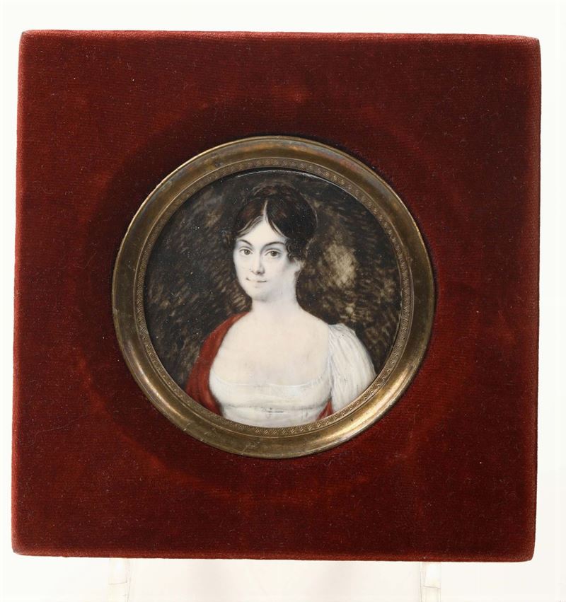 Miniatura su avorio raffigurante gentildonna in abito bianco e scialle rosso, inizi XIX secolo  - Asta Antiquariato - Cambi Casa d'Aste