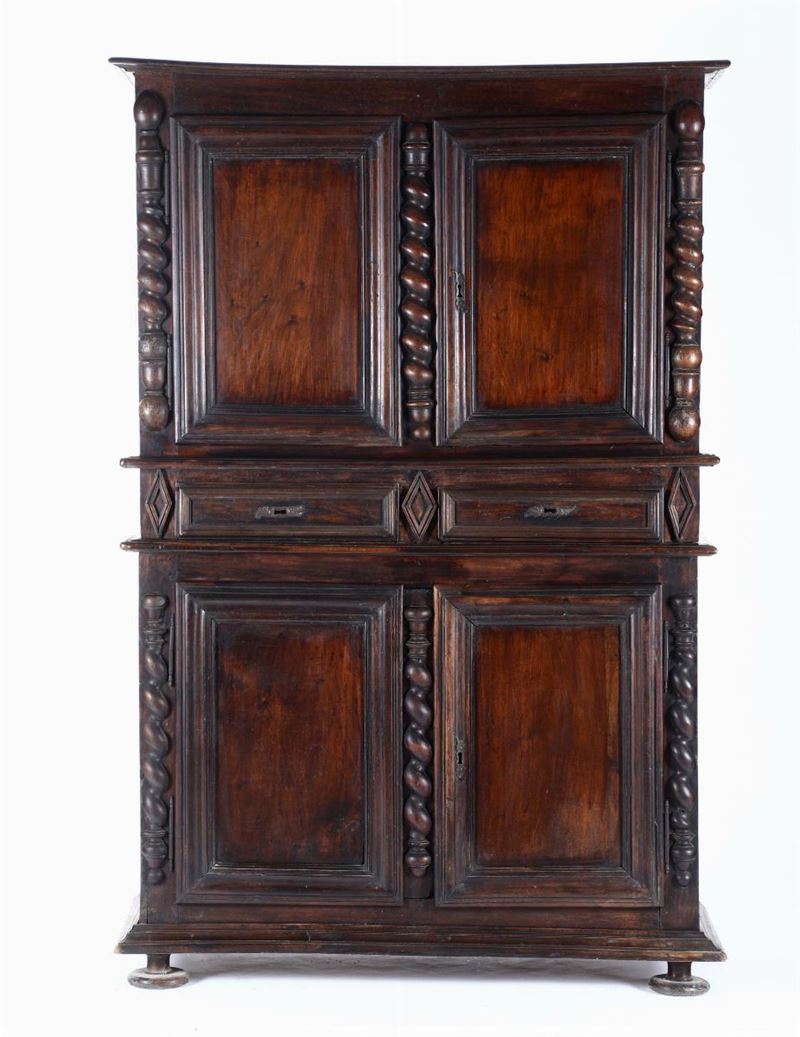 Credenza a due corpi con ante pannellate, XIX secolo  - Auction Furniture - Cambi Casa d'Aste