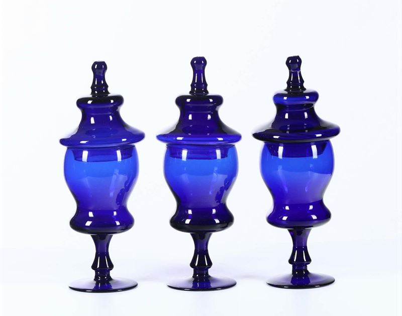 Tre vasi con coperchio in cristallo blu, XX secolo  - Auction Timed Fine Art - I - Cambi Casa d'Aste