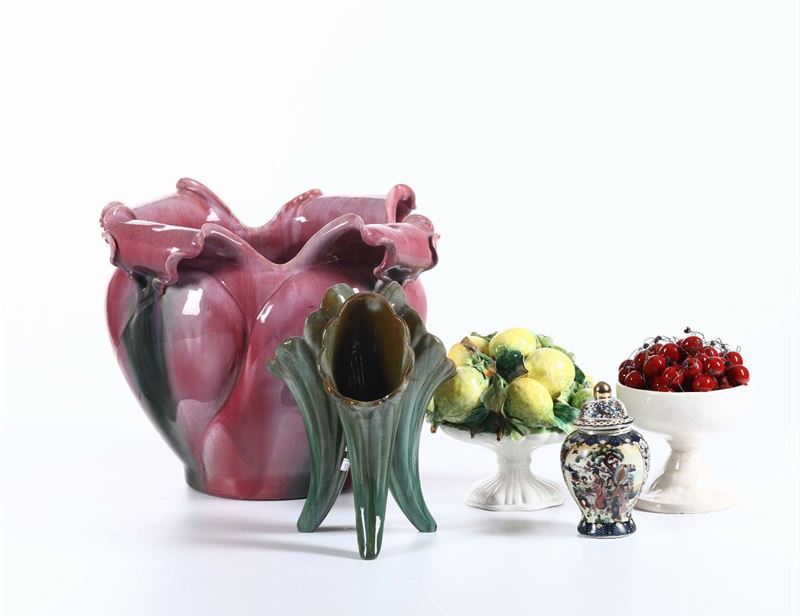 Due vasi centrotavola in ceramica smaltata, XX secolo  - Asta Asta a Tempo Antiquariato - I - Cambi Casa d'Aste