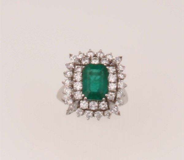 Anello con smeraldo Colombia per ct 2,90 e diamanti a contorno