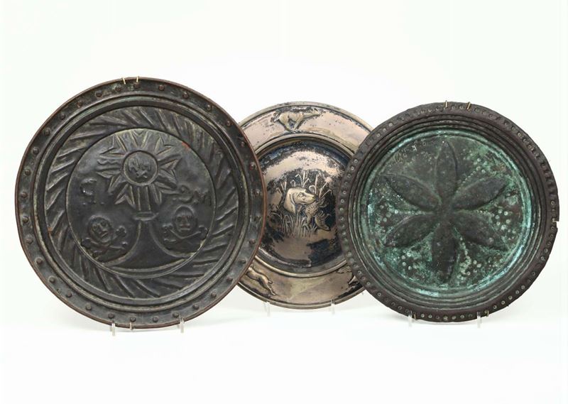 Tre elemosinieri in rame diversi, XVII-XVIII secolo  - Auction Sculture Timed Auction - Cambi Casa d'Aste