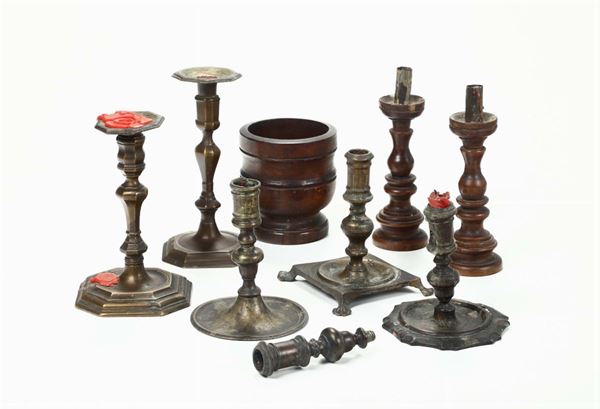 Gruppo di otto candelieri in legno e bronzo, XVIII-XIX secolo