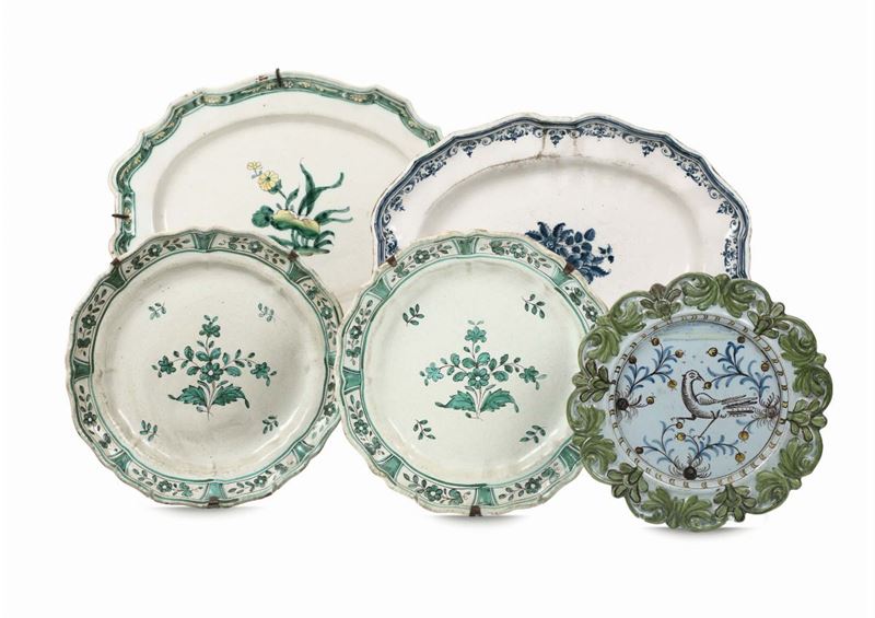 Gruppo di cinque piatti in maiolica, XVIII secolo  - Auction Fine Art - Cambi Casa d'Aste