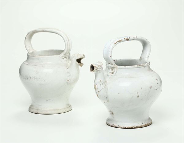 Coppia di versatoi in terraglia bianca, XIX secolo