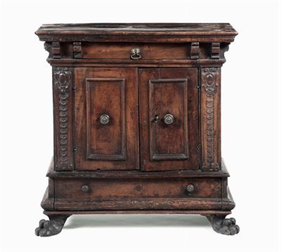 Piccola Credenza in Noce Intagliato, Toscana XVII Secolo