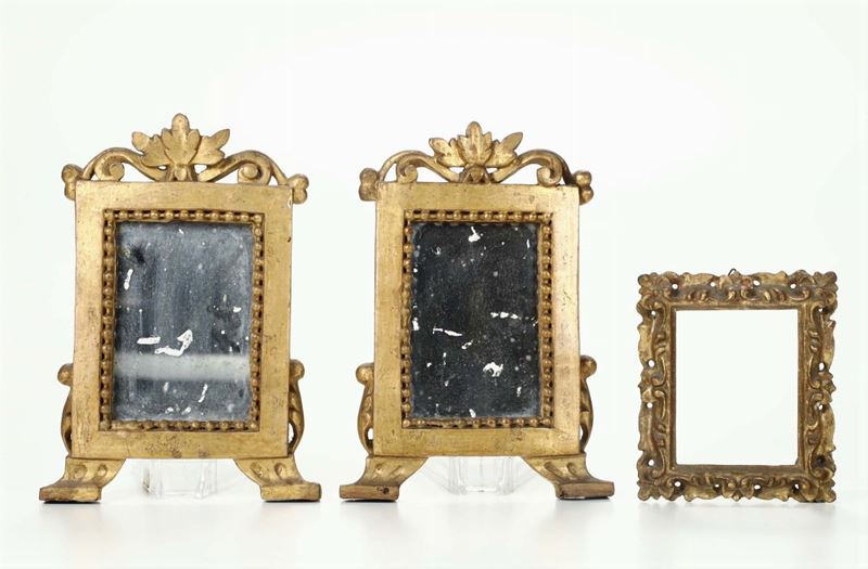 Gruppo di due cartaglorie e cornicetta in legno intagliato e dorato, XIX-XX secolo  - Asta Antiquariato - Cambi Casa d'Aste