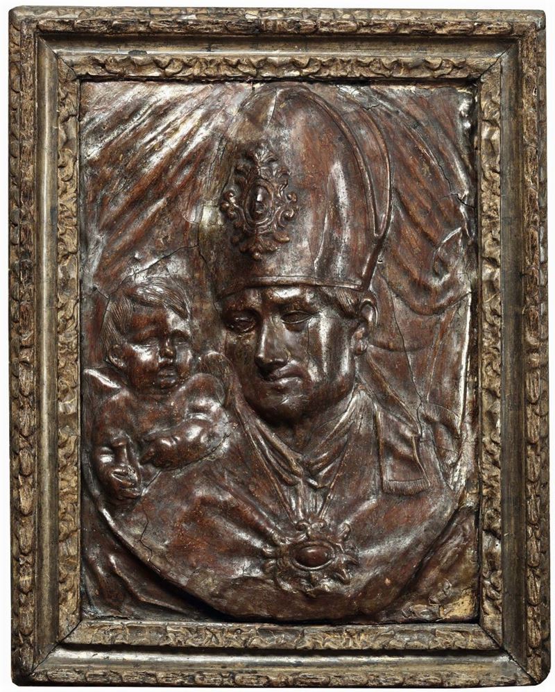 Bassorilievo in cartapesta monocroma raffigurante Vescovo con Bambino, XVIII secolo  - Auction Fine Art - Cambi Casa d'Aste