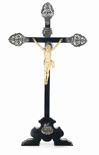 Crocifissione con Cristo in Avorio su Croce in Legno Ebanizzato e Finimenti in Argento, Arte Geno...