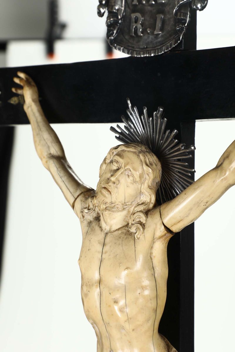Crocifissione con Cristo in Avorio su Croce in Legno Ebanizzato e Finimenti in Argento, Arte Geno...