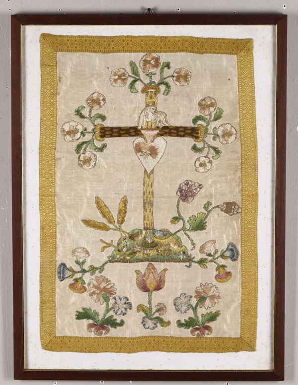 Antico ricamo raffigurante croce e motivi floreali, XVIII-XIX secolo