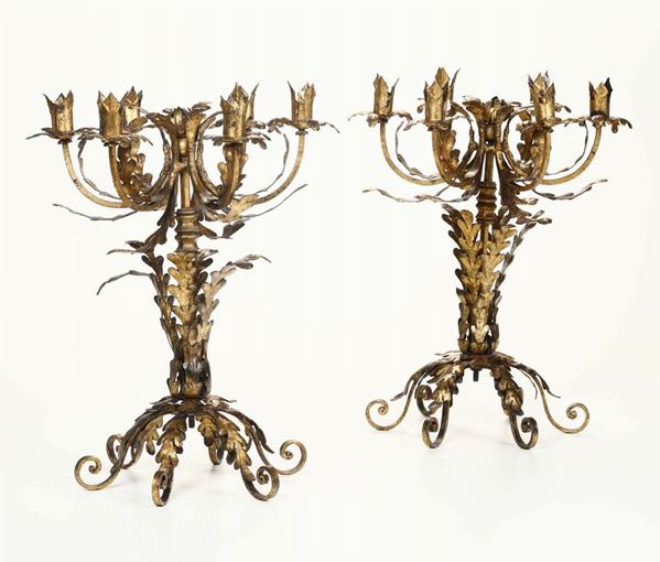 Coppia di candelabri in metallo dorato, XVII-XVIII secolo