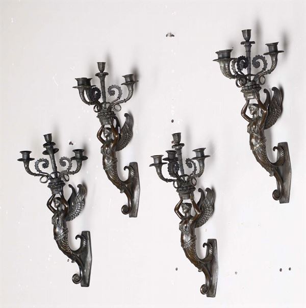 Quattro appliques a quattro fiamme in bronzo con cariatidi alate, XIX secolo