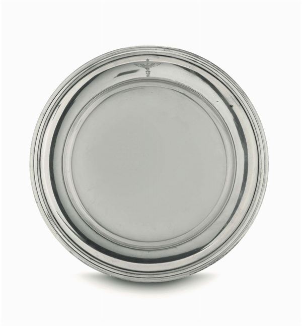 A plate in embossed and chiselled silver, silversmiths Fratelli Broggi, Milan first half of the 20th century