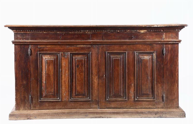 Credenza in legno a due cassetti e due ante pannellate, Italia XVII secolo  - Asta Arredi, Dipinti e Oggetti d'Arte - Cambi Casa d'Aste
