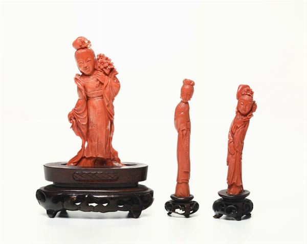 Lotto di tre sculture raffiguranti Guanyin in corallo, Cina