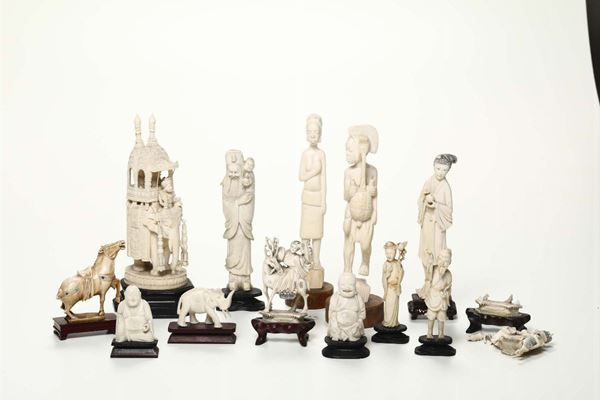 Lotto di sculturine orientali in avorio, XIX- XX secolo