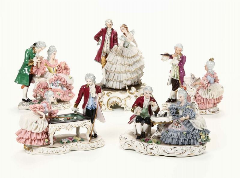 Lotto di cinque gruppi in porcellana con scene galanti, XX secolo  - Asta Antiquariato - Cambi Casa d'Aste