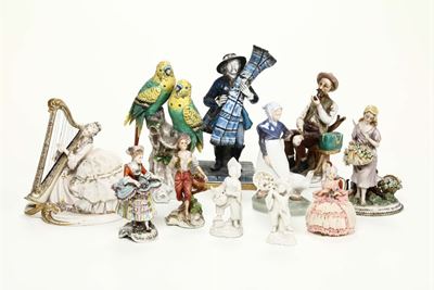 Lotto di Dieci Statuine in Porcellana con Personaggi e una Scultura Raffigurante Pappagalli
