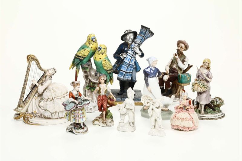 Lotto di dieci statuine in porcellana con personaggi e una scultura raffigurante pappagalli  - Asta Antiquariato - Cambi Casa d'Aste