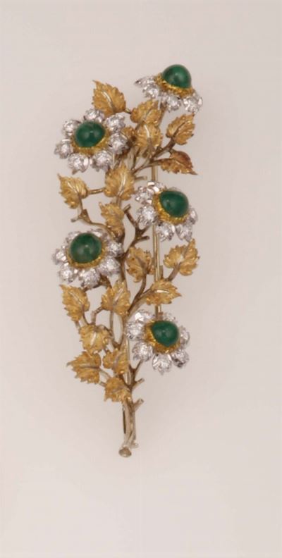 Buccellati. Spilla a Soggetto Floreale con Smeraldi Taglio Cabochon e Diamanti