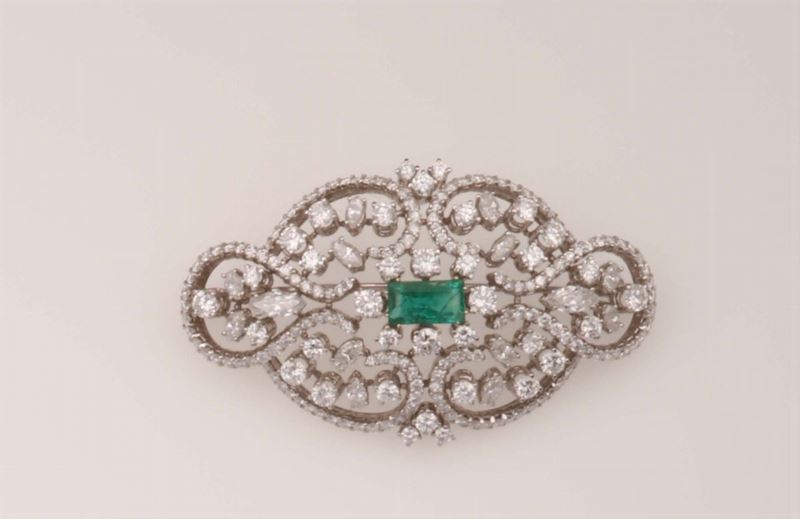 Spilla con smeraldo centrale e diamanti taglio navette e brillante  - Asta Fine Jewels - Cambi Casa d'Aste
