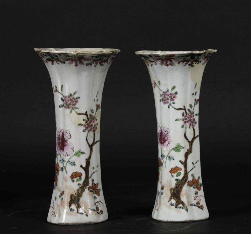 Coppia di vasi a tromba in porcellana Famiglia Rosa con decori floreali, Cina, Dinastia Qing, epoca Qianlong (1736-1796)  - Asta Arte Orientale - Cambi Casa d'Aste
