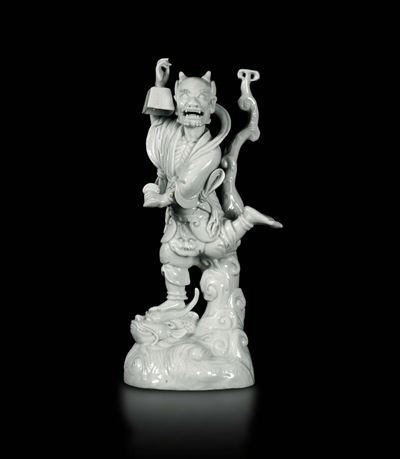 Scultura Raffigurante Demone con Campanella in Porcellana Blanc De Chine Dehua, Cina, Dinastia Mi...