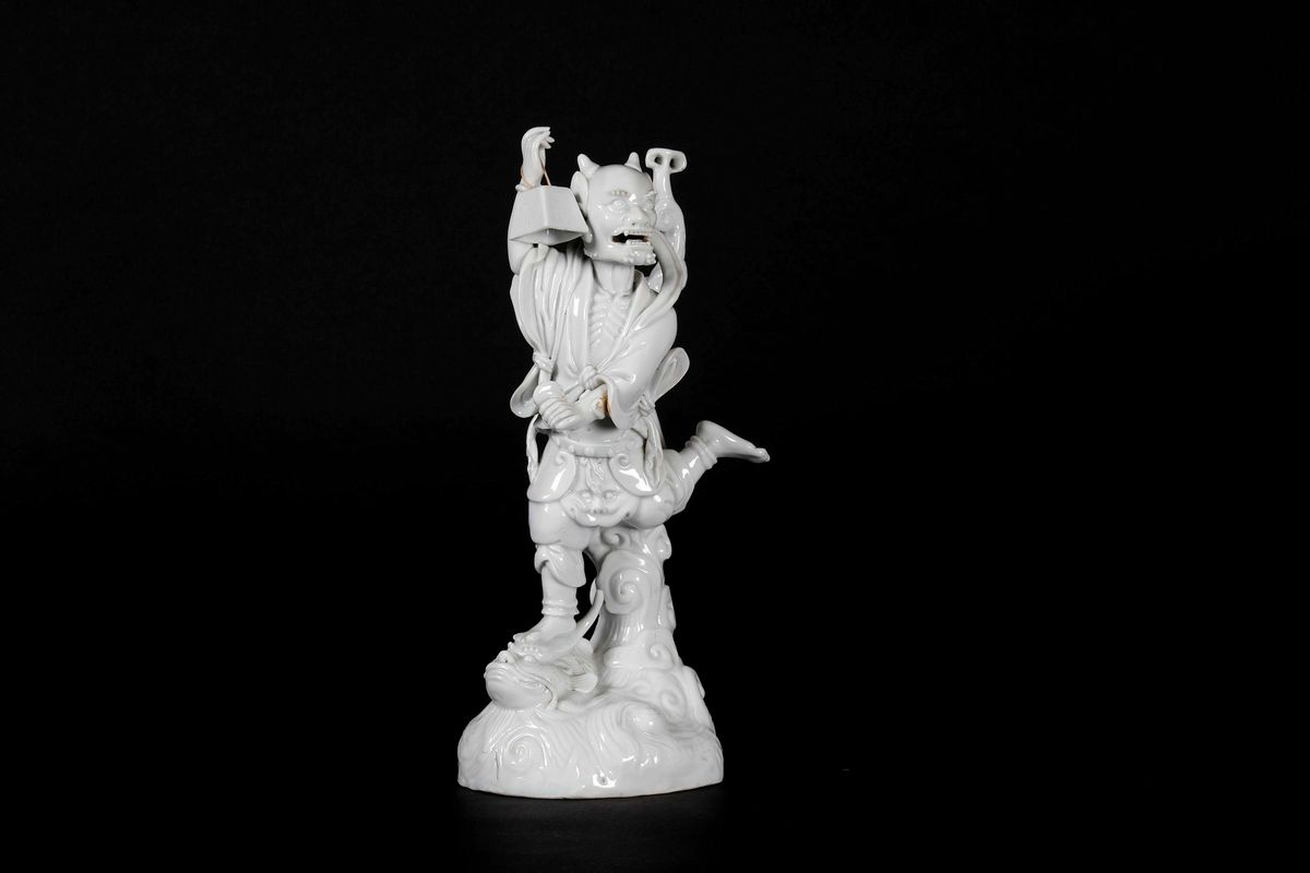 Scultura Raffigurante Demone con Campanella in Porcellana Blanc De Chine Dehua, Cina, Dinastia Mi...