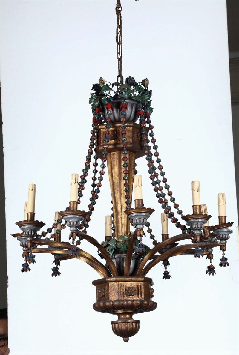 Lampadario a dieci luci in legno intagliato, dorato e dipinto, XIX secolo  - Asta Antiquariato - Cambi Casa d'Aste