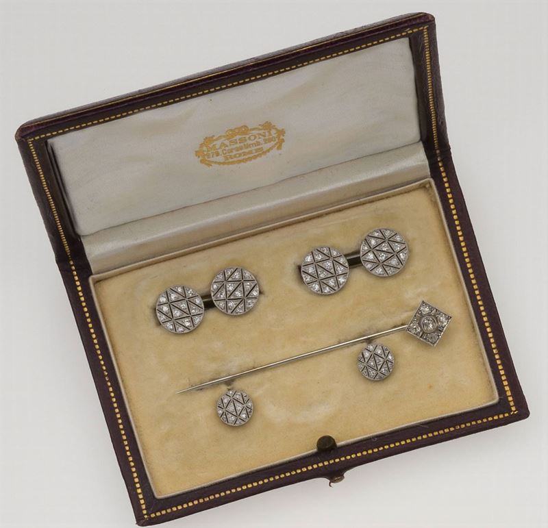 Set composto da un paio di bottoni da polso, bottoni da sparato e spillone da cravatta  - Asta Fine Jewels - Cambi Casa d'Aste