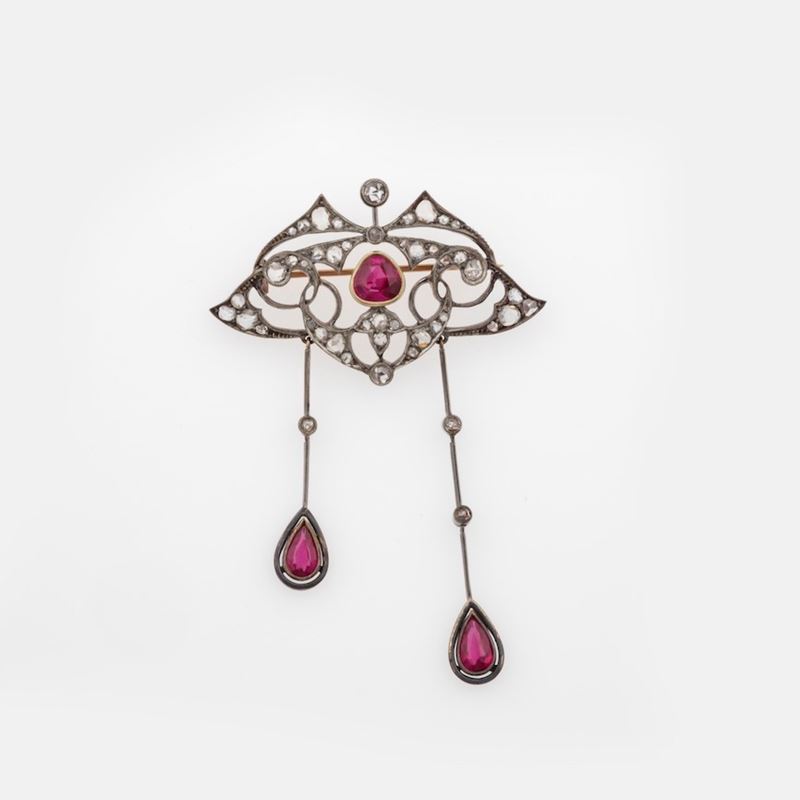 Pendente/spilla con pietre sintetiche rosse e rose di diamanti  - Auction Jewels - Timed Auction - Cambi Casa d'Aste
