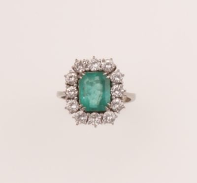 Anello con Smeraldo Colombia di Ct 2,80 Circa e Diamanti a Contorno