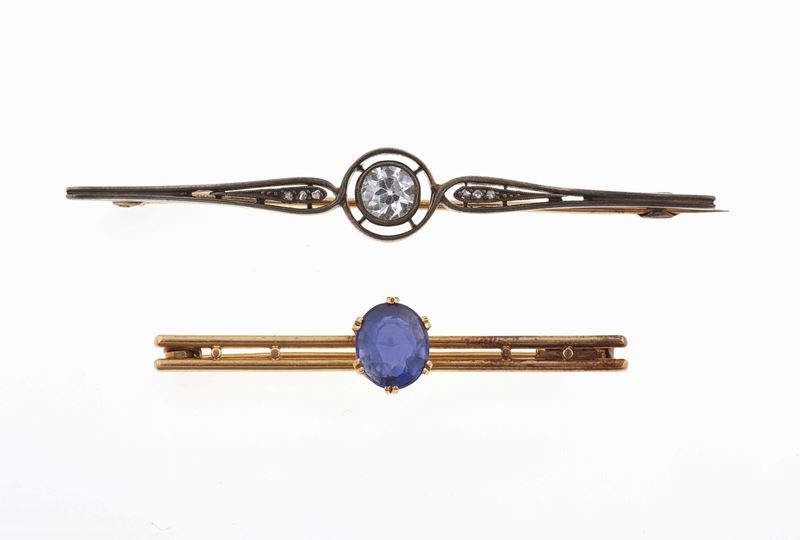 Lotto composto da due spille a barretta con paste vitree  - Auction Vintage, Jewels and Watches - Cambi Casa d'Aste