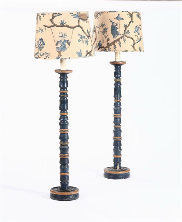 Coppia di lampade da terra in legno tornito e dipinto, XIX secolo