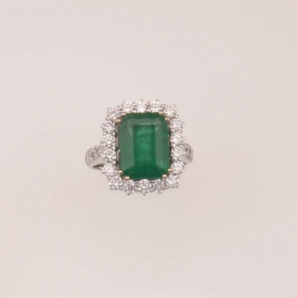 Anello con smeraldo di ct 5,00 circa e diamanti a contorno