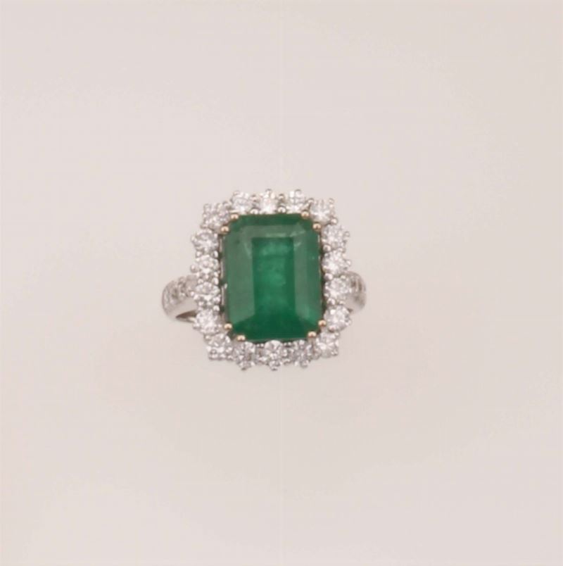 Anello con smeraldo di ct 5,00 circa e diamanti a contorno  - Asta Fine Jewels - Cambi Casa d'Aste