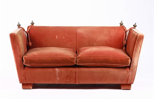 Coppia di divani imbottiti e rivestiti in tessuto rosso