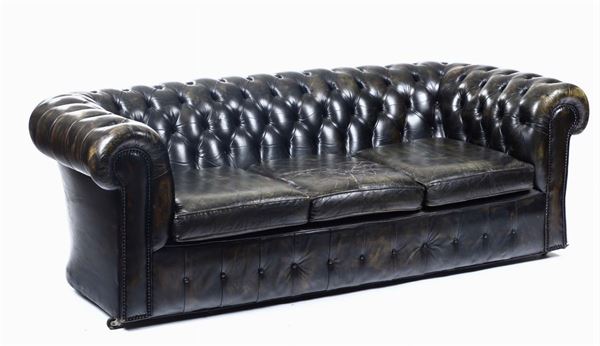 Divano in pelle nera, XX secolo