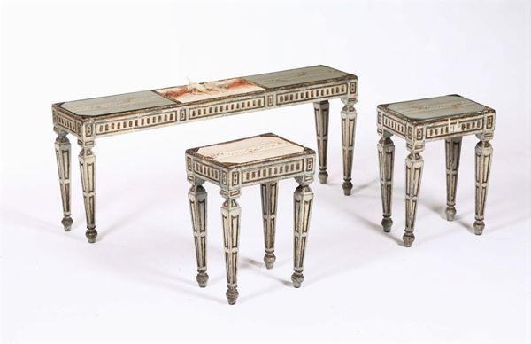 Due panchetti e tavolino in legno intagliato e laccato, fine XVIII secolo