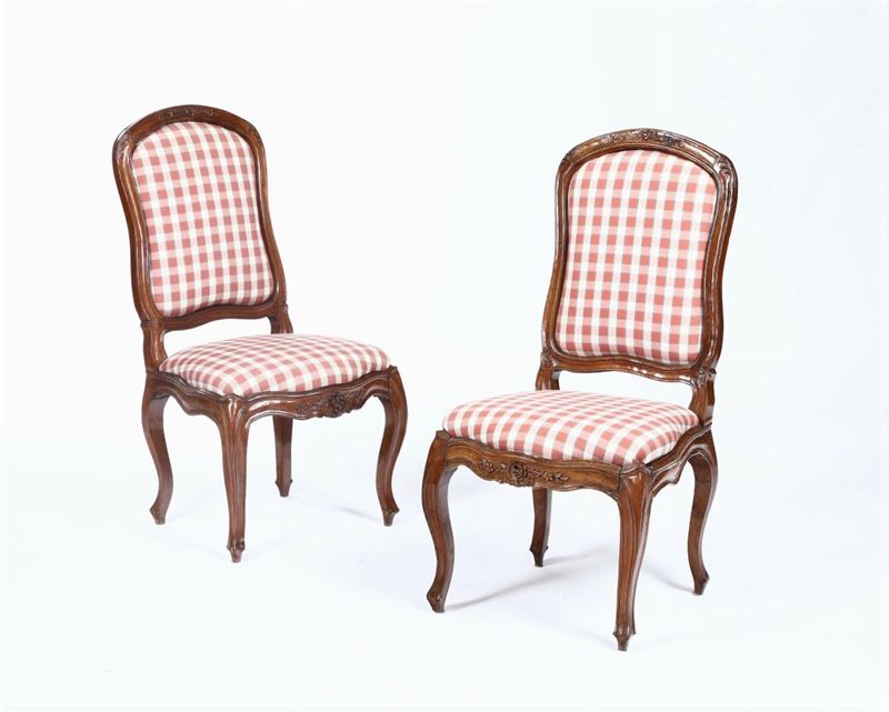 Coppia di sedie Luigi XV in noce intagliato, Genova XVIII secolo  - Auction Fine Art - Cambi Casa d'Aste