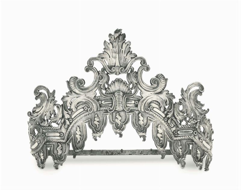 Cimasa in argento sbalzato e cesellato. Genova XVIII secolo, apparentemente priva di punzonatura  - Asta Argenti da Collezione - Cambi Casa d'Aste