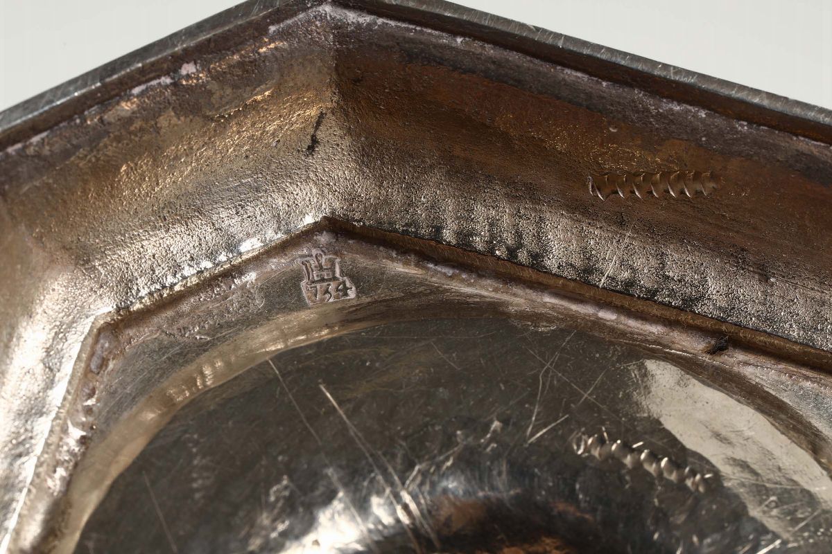 Coppia di Candelieri in Argento Fuso e Inciso. Genova, Punzone della Torretta per L’anno 1734.