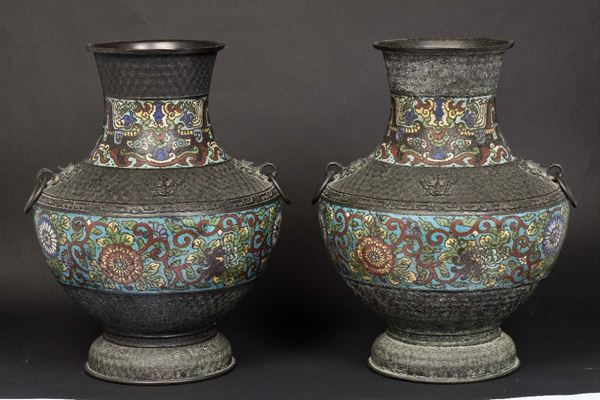Coppia di vasi a smalti cloisonnè a decoro floreale e anse ad anello, Giappone, XIX secolo