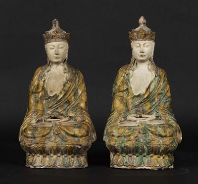 Coppia di Figure di Buddha su Fiore di Loto in Terracotta a Smalti Sancai, Cina, Probabilmente Di...