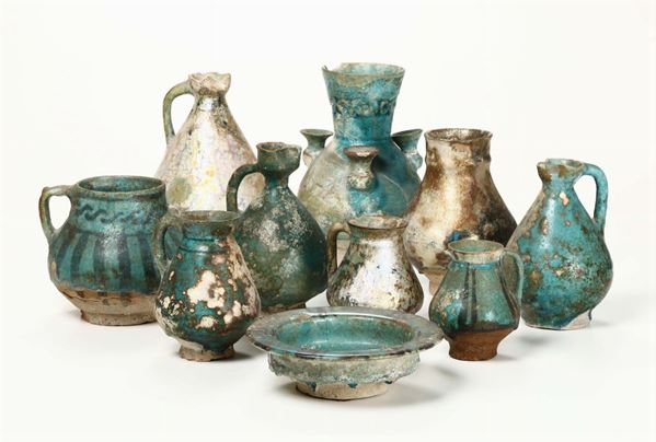 Lotto di dieci pezzi in ceramica smaltata, varie epoche e manifatture