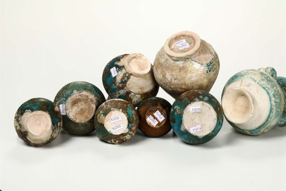 Lotto di Dieci Pezzi in Ceramica Smaltata, Varie Epoche e Manifatture